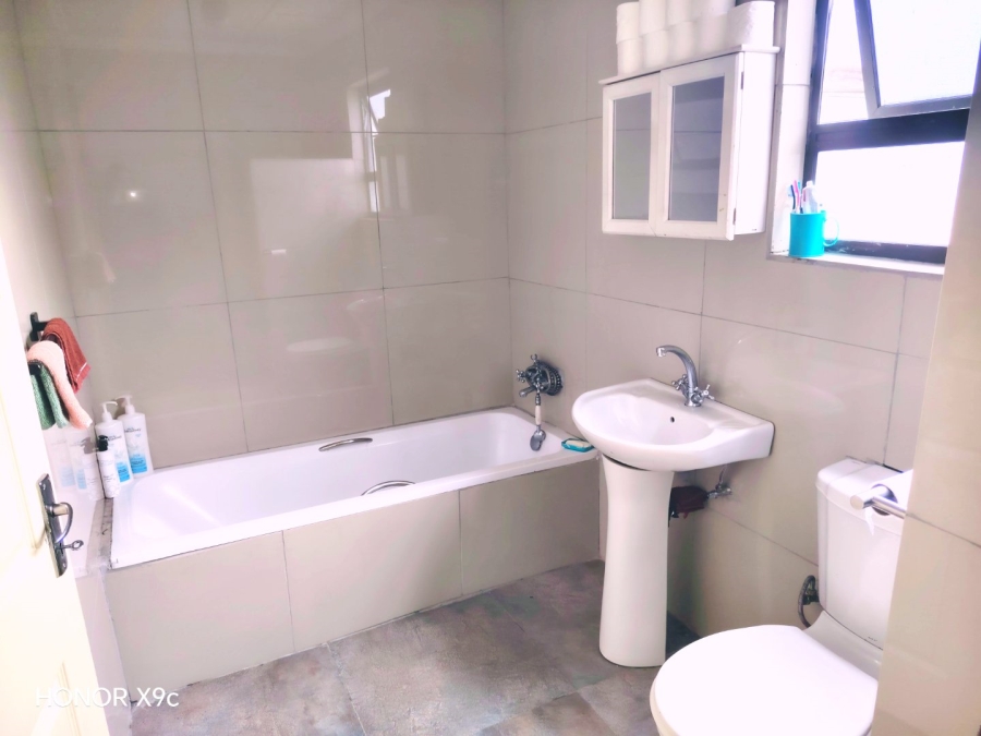 5 Bedroom Property for Sale in Houghton Place Western Cape